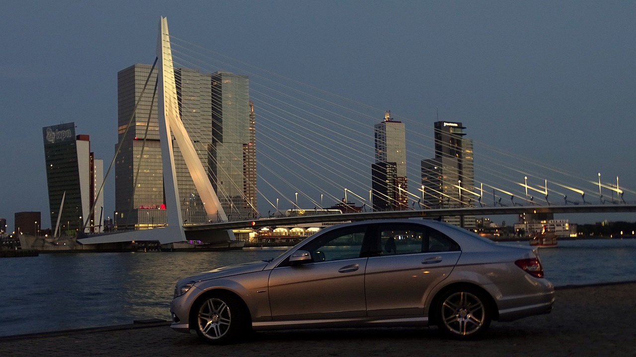 夜間車(chē)輛操控與安全性，調(diào)節(jié)方向盤(pán)的探討